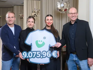 Ulf-Birger Franz und Elke van Zadel übergeben den symbolischen Spendenscheck an Teresa Enke und Jan Baßler. 