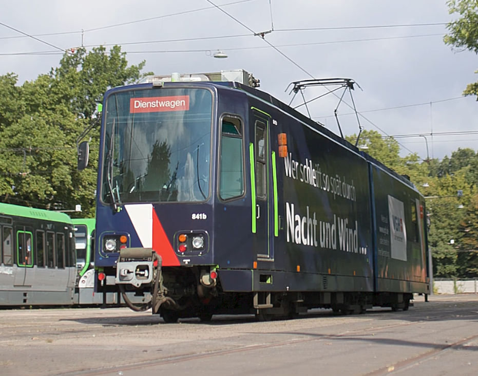 Der Schienenschleifer steht auf dem Betriebshof. Im Hintergrund steht eine weitere Bahn